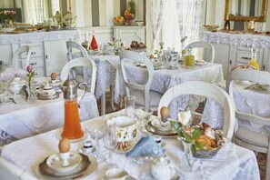 Free daily buffet breakfast - La Zarabba Relais de Charme (Ponti sul Mincio)