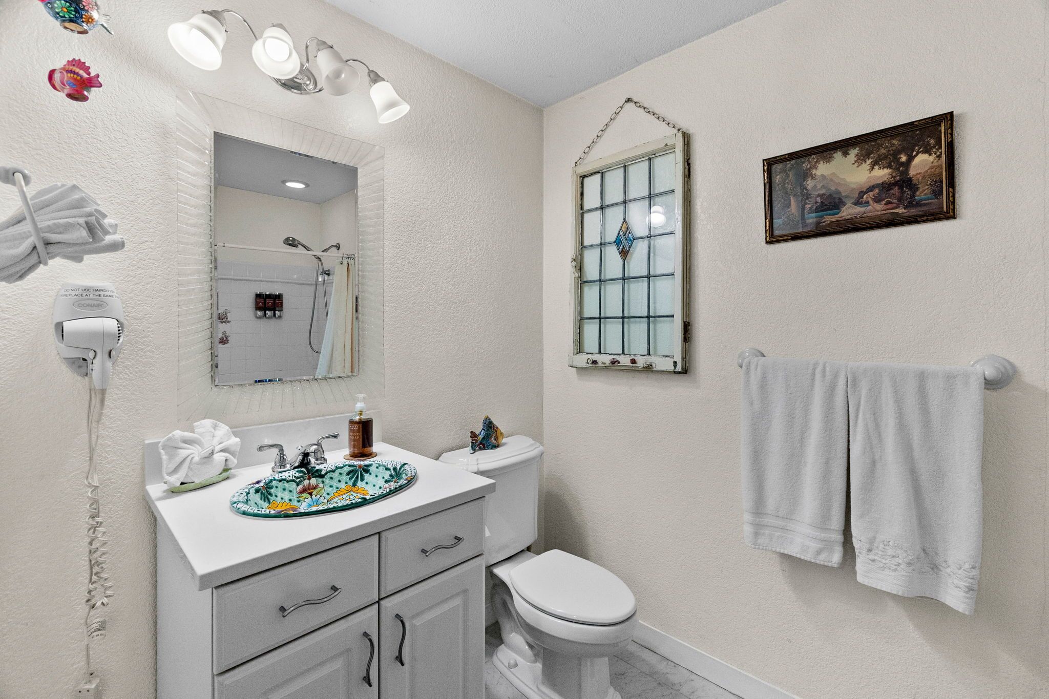 Séchoir à cheveux, serviettes fournies