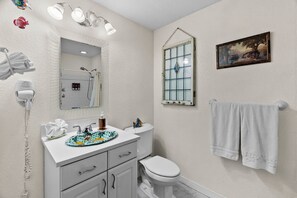 Een haardroger, handdoeken