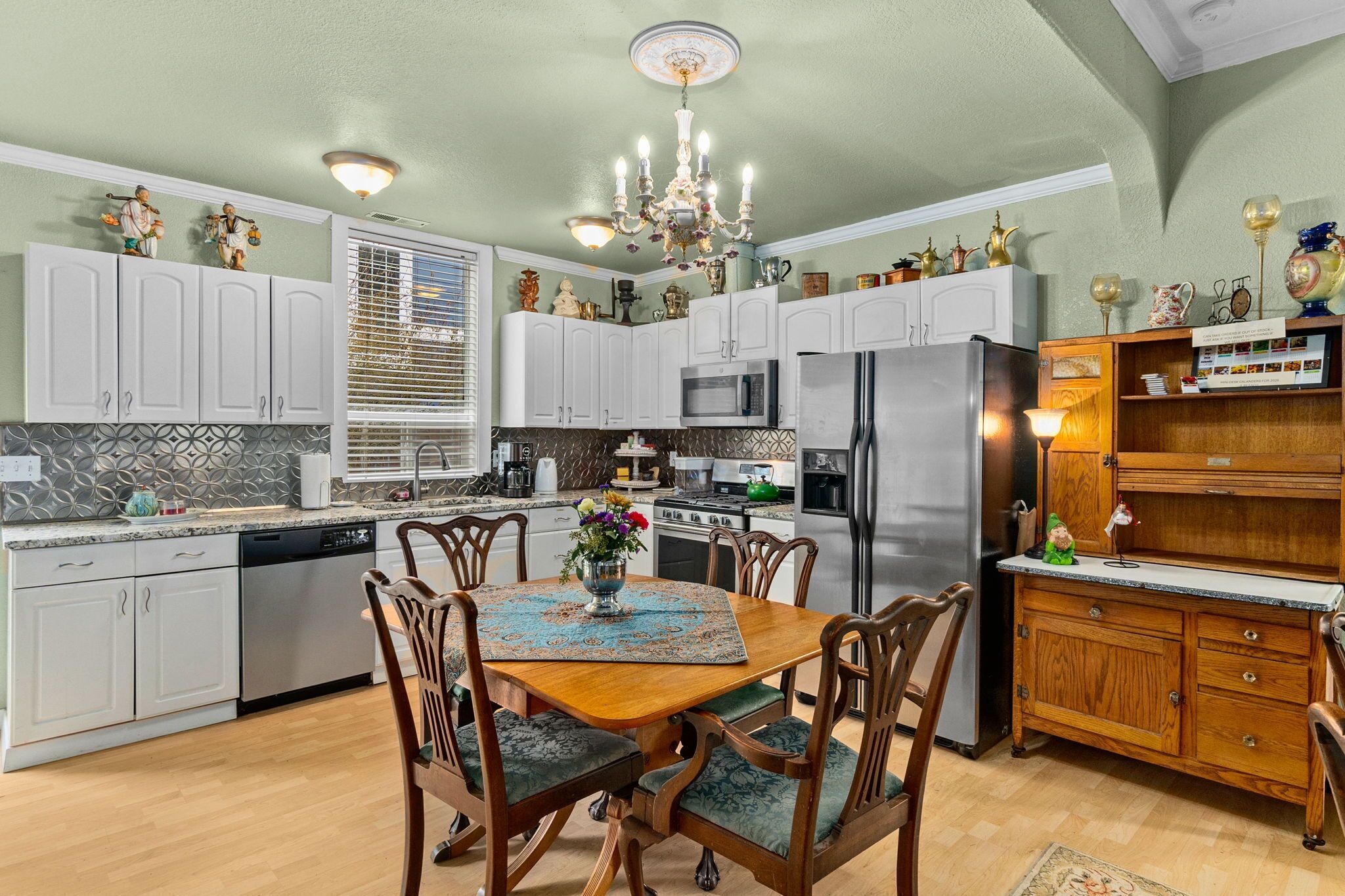 Four à micro-ondes, lave-vaisselle, cafetière-théière