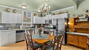 Four à micro-ondes, lave-vaisselle, cafetière-théière