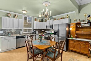 Een magnetron, een vaatwasser, een koffiezetapparaat/waterkoker