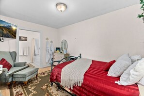 1 slaapkamer, een strijkplank/strijkijzer, gratis wifi, beddengoed