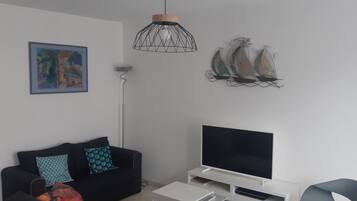 Televisie, een dvd-speler, boeken en een stereo