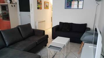 Televisie, een dvd-speler, boeken en een stereo