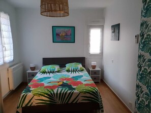 2 bedrooms, iron/ironing board, WiFi