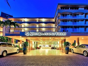Un hotel de diseño moderno, con una entrada destacada y varios balcones.