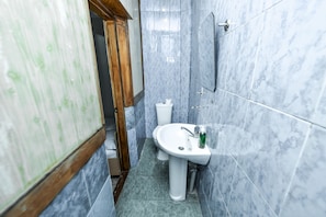 Standard Twin Room | Bathroom