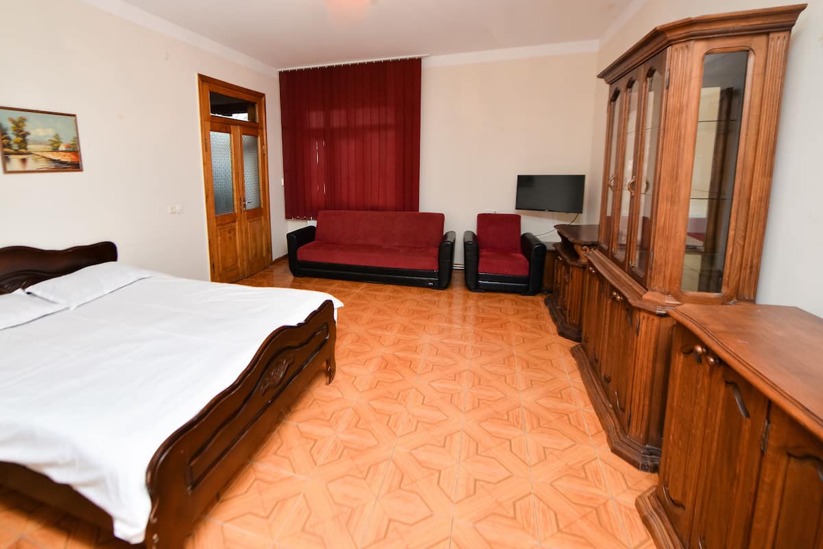 In-room safe, free WiFi