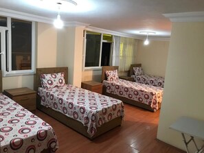 Escritorio y espacio para trabajar con un portátil
