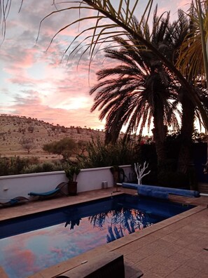 Outdoor pool - VILLA LES PALMIERS /300M2/15 PERS/PISCINE/7 CH/6 SDB/GARAGE/EXCEPTIONAL VIEWS (Aourir)