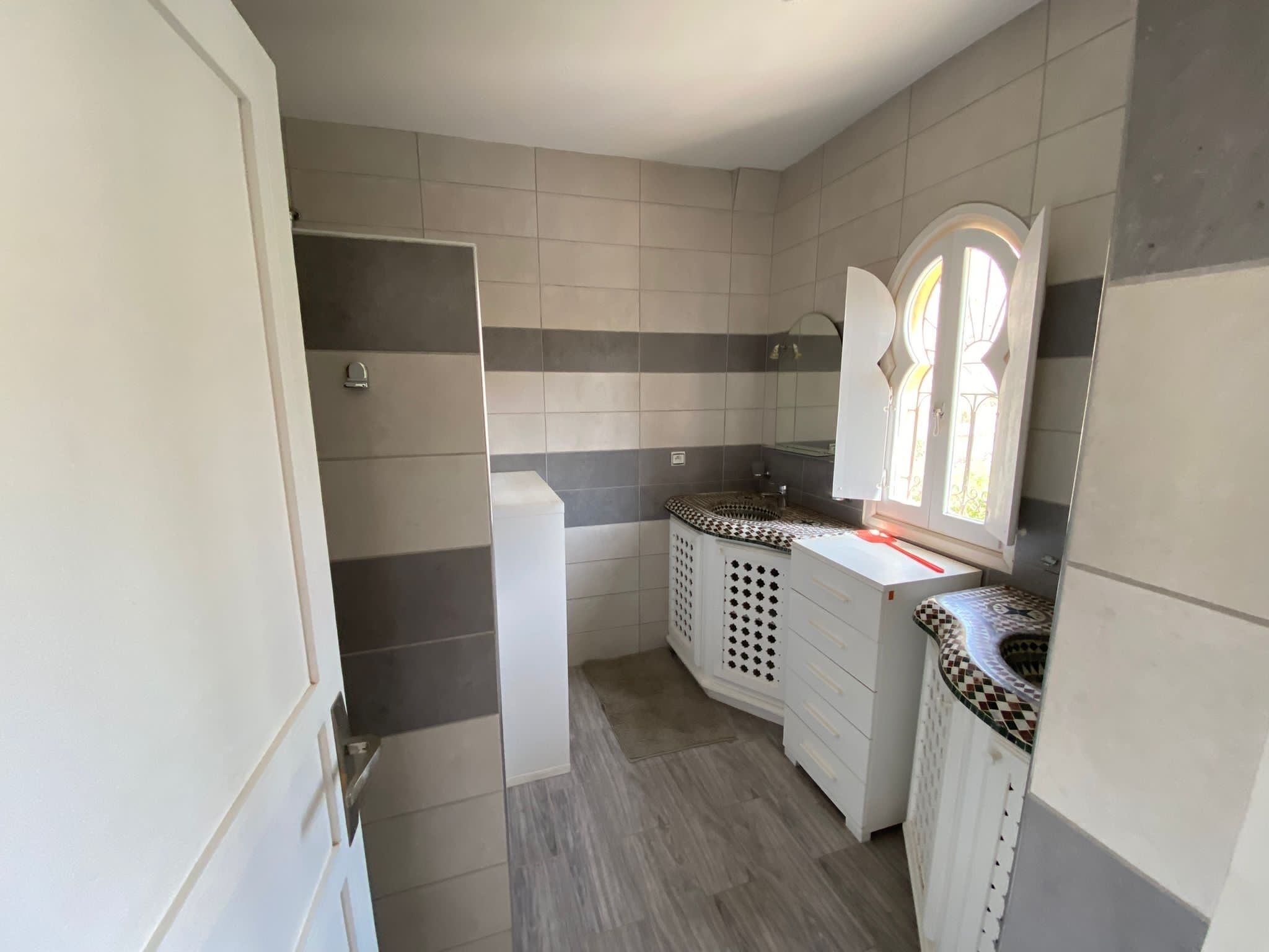 Douche, serviettes fournies, savon