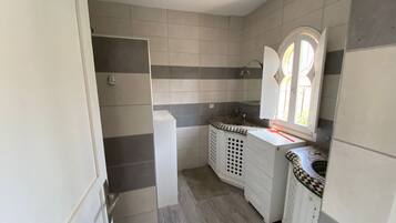 Douche, serviettes fournies, savon