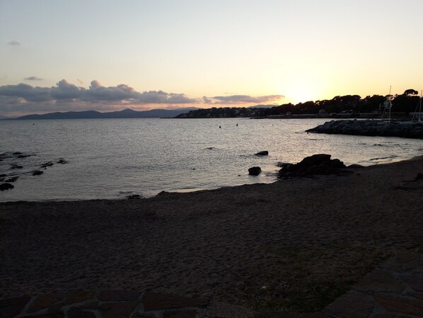 Plage, chaises longues