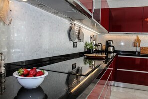 Full-sized fridge, microwave, oven, stovetop - The Birds Nest Luxury B&B (Portimão)