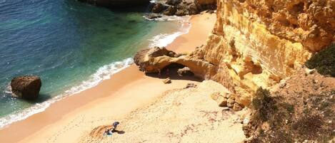 Beach nearby, white sand, 10 beach bars