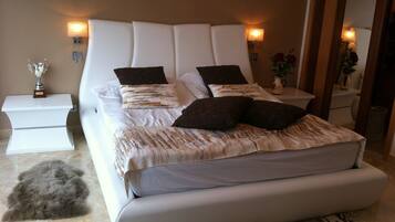 Suite Luxe, salle de bains privée | Draps en coton égyptien, literie de qualité supérieure, surmatelas