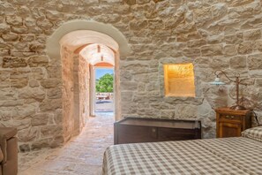 5 bedrooms, iron/ironing board, WiFi, bed sheets - Magnificent trulli with salted swimming pool (Noci)