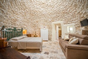 5 bedrooms, iron/ironing board, WiFi, bed sheets