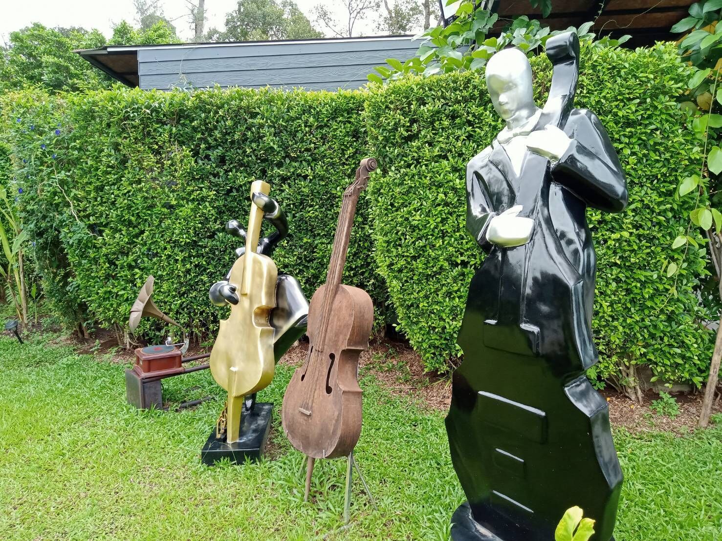 Um jardim de esculturas com figuras abstratas segurando instrumentos musicais.