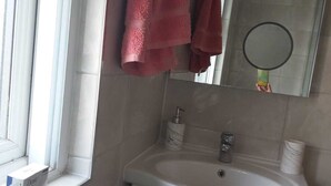 Hårføner, håndklær, såpe og toalettpapir