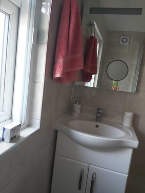 Secadora de cabello, toallas, jabón, papel de baño 