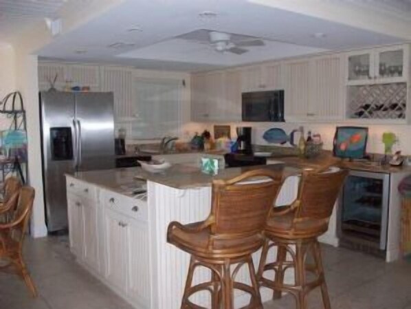 Mikroaaltouuni, astianpesukone, kahvin-/teenkeitin, jääpalakone