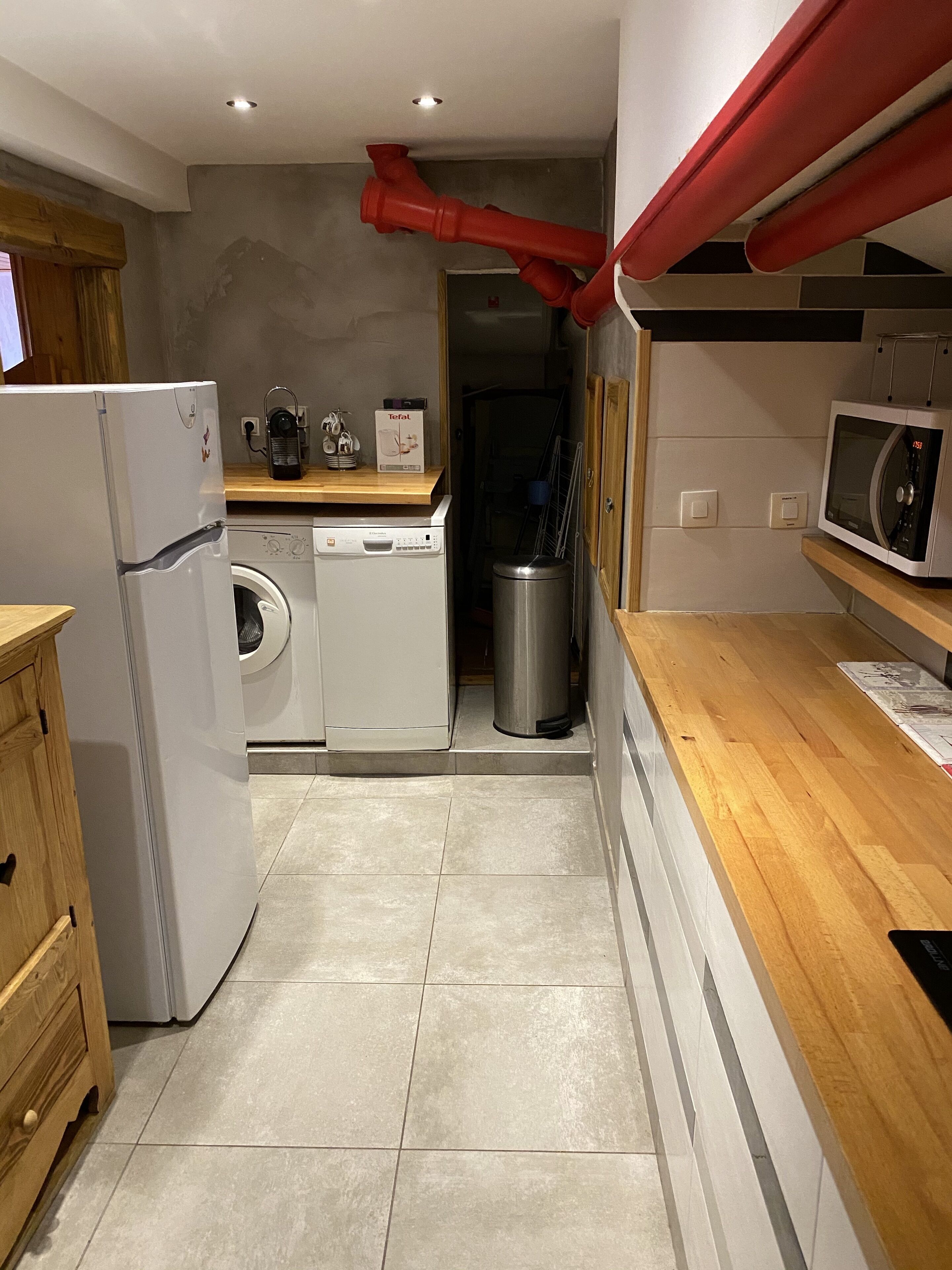 Réfrigérateur, micro-ondes, plaque de cuisson, lave-vaisselle