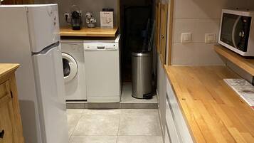 Réfrigérateur, micro-ondes, plaque de cuisson, lave-vaisselle