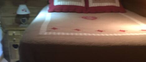 4 bedrooms, travel crib, WiFi