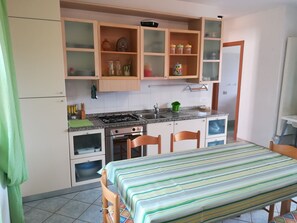 Frigorifero, forno, piano cottura, lavastoviglie