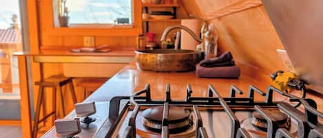 Køleskab, kogeplade, kaffe-/temaskine, elkedel