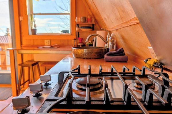 Geladeira, cooktop, cafeteira/chaleira, chaleira elétrica