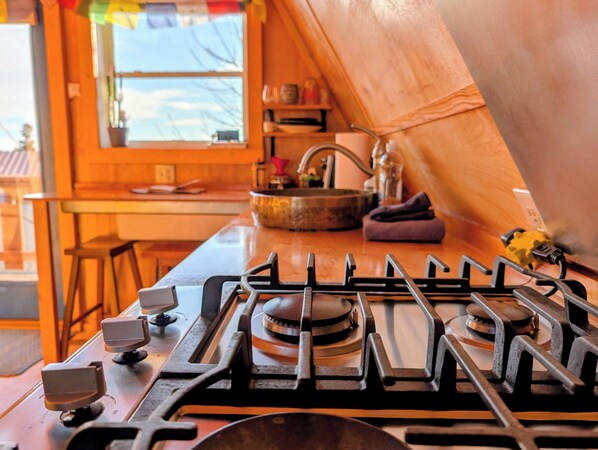 Refrigerador, parrilla de estufa, cafetera y tetera y tetera eléctrica 