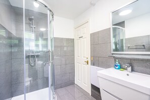 Dusche, Haartrockner, Handtücher