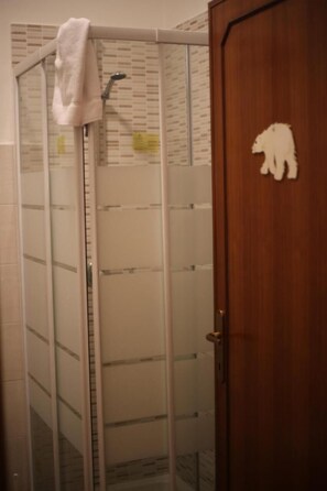 Separate tub and shower, free toiletries, hair dryer, bidet - La Casa dell'Orso (Ciampino)
