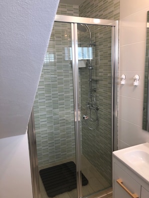 Shower, hair dryer, towels, toilet paper - Lavender Sunset House - Sunset Room (Vila Nova de Gaia)