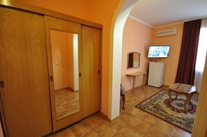 Habitación estándar doble | Tabla de planchar con plancha y ropa de cama