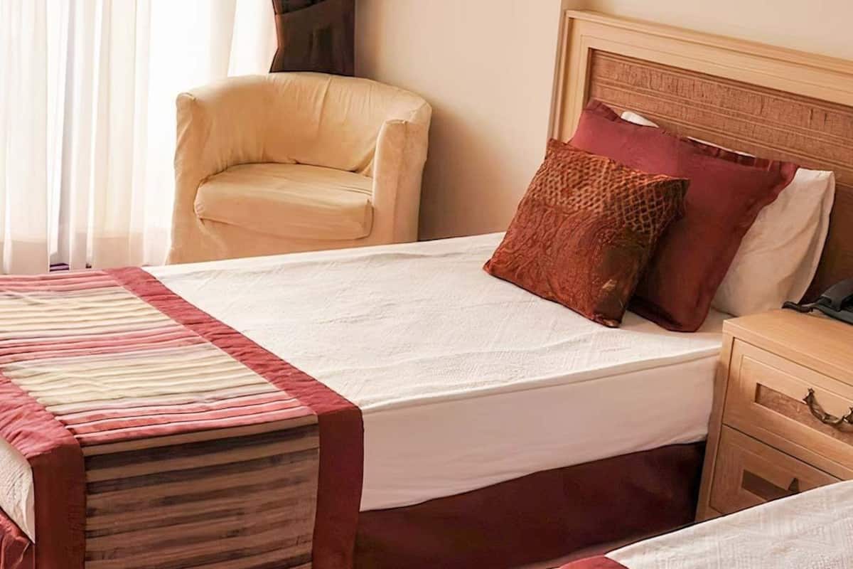 1 bedroom, premium bedding, desk, laptop workspace