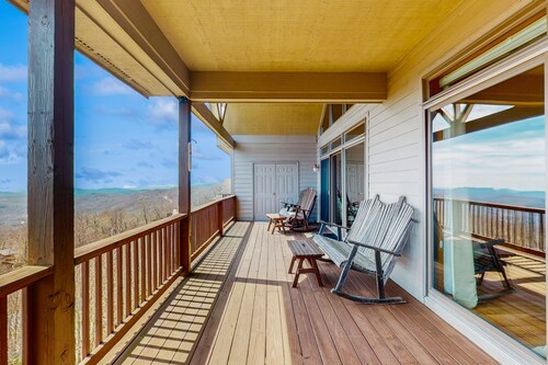 Mountain-top villa with mountain views, fireplace, gourmet kitchen & loft