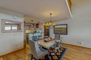 Dining - Mountain-top villa with mountain views, fireplace, gourmet kitchen & loft (Sugar Mountain)