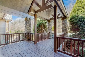 Terrace/patio - Mountain-top villa with mountain views, fireplace, gourmet kitchen & loft (Sugar Mountain)
