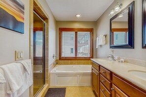 Free toiletries, hair dryer, towels - Mountain-top villa with mountain views, fireplace, gourmet kitchen & loft (Sugar Mountain)