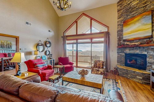 Mountain-top villa with mountain views, fireplace, gourmet kitchen & loft