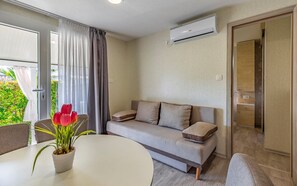 Fernseher, Tischfußball, Tischtennisplatte