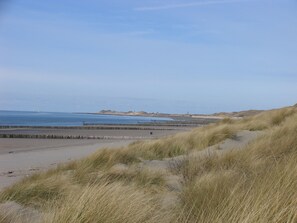 Nära stranden, solstolar och strandhanddukar