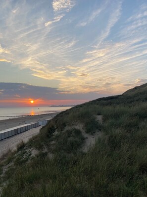 Nära stranden, solstolar och strandhanddukar