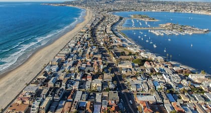 Bay/Ocean Paradise with AC and Private Patio