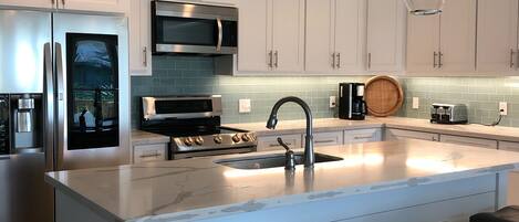 冷蔵庫、電子レンジ、オーブン、コンロ