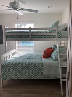 4 bedrooms, iron/ironing board, WiFi, bed sheets
